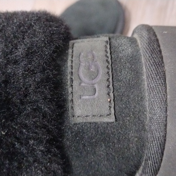 UGG black shearling ankle boots. In great condition. Size 10 - Picture 5 of 8